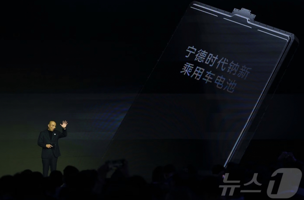 중국 CATL이 지난 4월 상하이 모터쇼에 앞서 자사 테크 데이를 열고 가오환 CATL 최고기술책임자(CTO)를 통해 나트륨 이온 배터리 '낙스트라'(Naxtra)를 공개하는 모습/사진=뉴스1