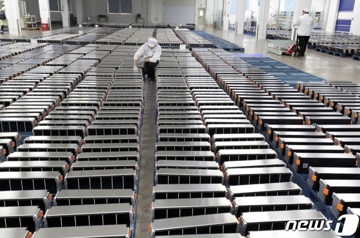 중국 난징에 있는 자동차 배터리용 리튬 제련 공장에서 직원이 제품을 살펴보고 있다 /사진=뉴스1