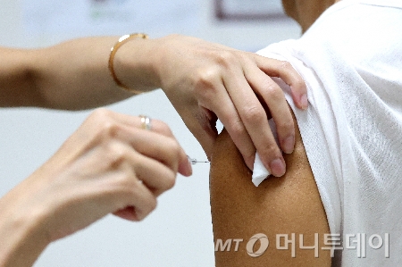 [대구=뉴시스] 이무열 기자 = 75세 이상 고령층에 대한 인플루엔자(독감) 무료 접종이 시작된 15일 대구의 한 병원에서 어르신이 독감 무료 예방 접종을 받고 있다. 2025.10.15. lmy@newsis.com /사진=이무열