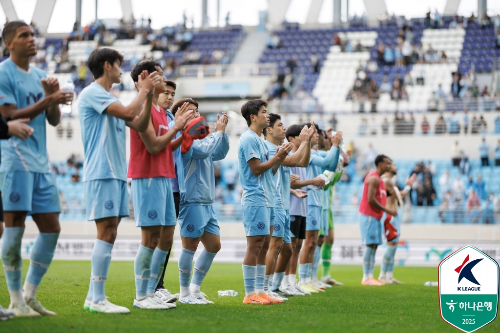 팬들에게 인사하고 있는 대구FC 선수들. /사진=한국프로축구연맹 제공