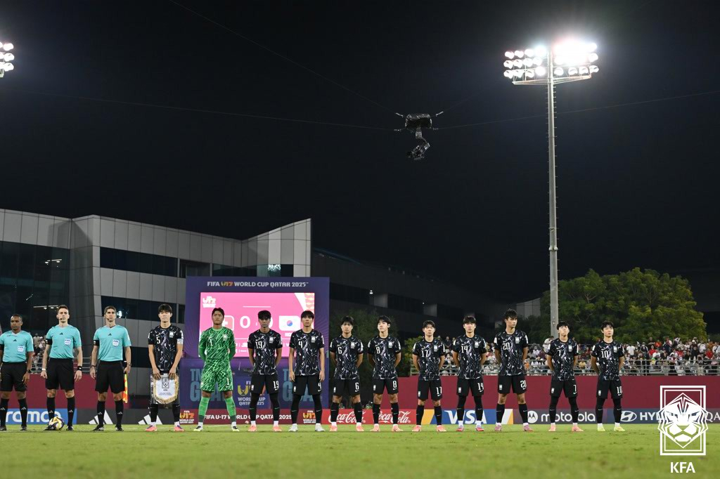 8일(한국시간) 카타르 도하의 어스파이어 존에서 열린 2025 국제축구연맹(FIFA) 17세 이하(U-17) 월드컵 조별리그 F조 2차전 스위스전을 앞둔 대한민국 U-17 대표팀 선수들. /사진=대한축구협회 제공