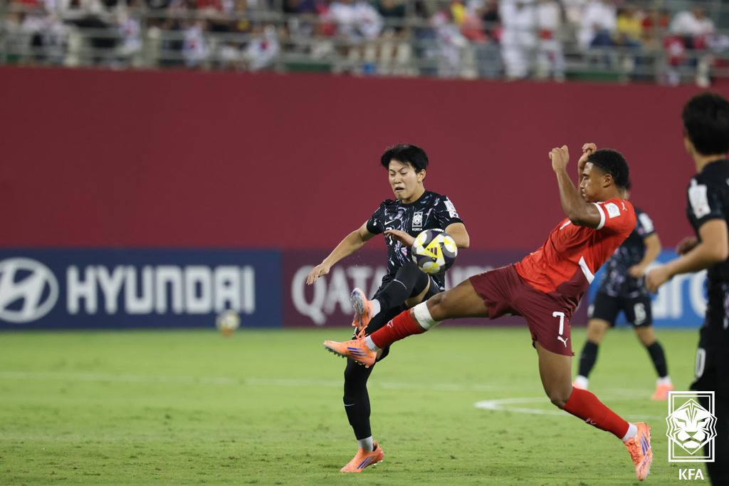 대한민국 17세 이하(U-17) 대표팀 김도민이 8일(한국시간) 카타르 도하의 어스파이어 존에서 열린 2025 국제축구연맹(FIFA) U-17 월드컵 조별리그 F조 2차전 스위스전에서 볼 경합을 펼치고 있다. /사진=대한축구협회 제공