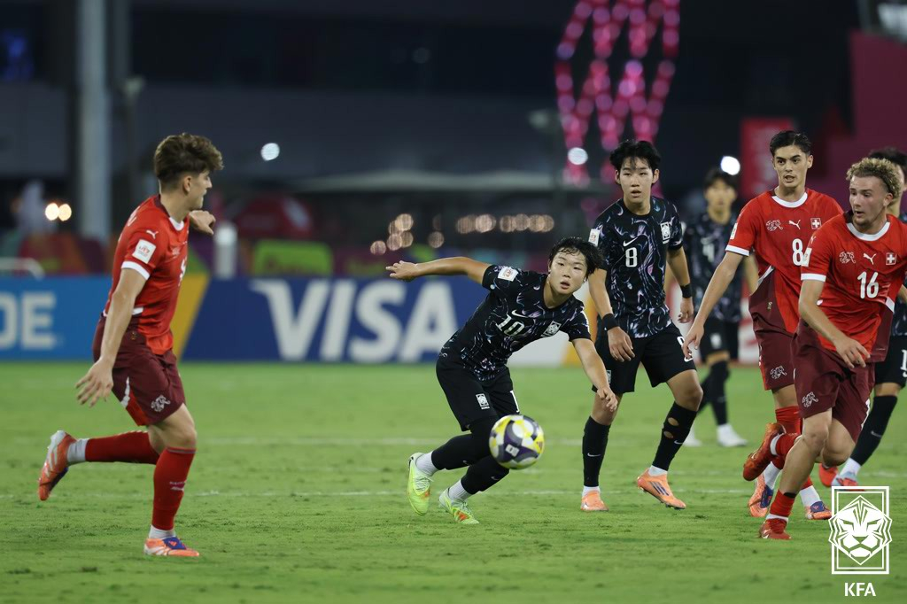 대한민국 17세 이하(U-17) 대표팀 김예껀(가운데)이 8일(한국시간) 카타르 도하의 어스파이어 존에서 열린 2025 국제축구연맹(FIFA) U-17 월드컵 조별리그 F조 2차전 스위스전에서 볼 경합을 펼치고 있다. /사진=대한축구협회 제공