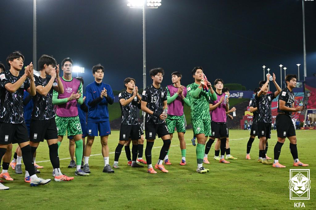 17세 이하(U-17) 축구대표팀 선수들이 8일(한국시간) 카타르 도하의 어스파이어 존에서 열린 2025 국제축구연맹(FIFA) U-17 월드컵 조별리그 F조 2차전 스위스전 0-0 무승부 이후 팬들에게 인사하고 있다. /사진=대한축구협회 제공