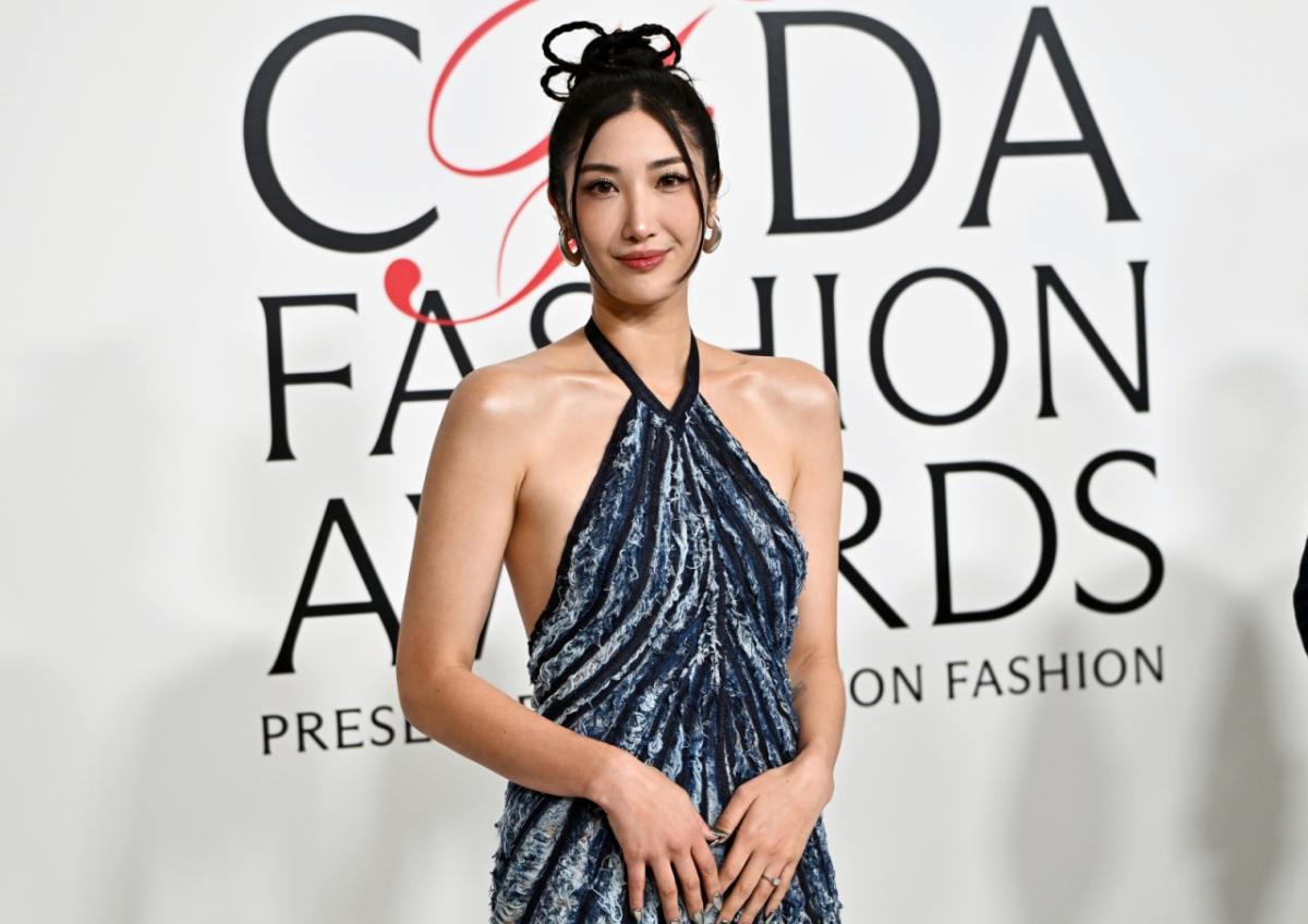 가수 겸 작곡가 이재(EJAE)가 3일(현지 시간) 미국 뉴욕 자연사박물관에서 열린 미국패션디자이너협회(CFDA) 패션 어워즈에 참석해 포토타임을 갖고 있다. 이재는 넷플릭스 애니메이션 영화 '케이팝 데몬 헌터스'의 OST '골든'(Golden)의 작곡가로 알려져 있다/사진=뉴시스