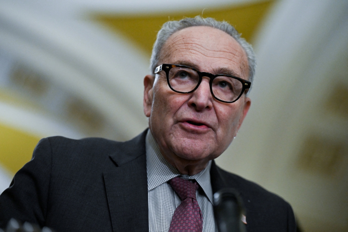 척 슈머 상원 민주당 원내대표가 4일(현지시간) 미국 워싱턴DC 국회의사당에서 주간 정책 오찬 후 기자회견을 갖고 있다. /로이터=뉴스1