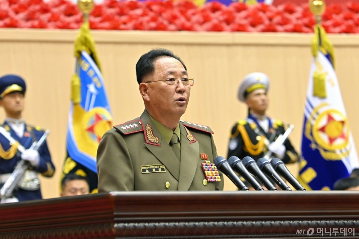 북한 노동당 기관지 노동신문은 18일 "조선인민군(북한군) 제4차 대대장, 대대정치지도원 대회가 지난 14~15일 진행됐다"라고 보도했다. 이 자리에서 김정은 총비서는 "우리 무력에 있어서 제일 중요하고 사활적인 과업은 전쟁, 전쟁에 대처한 준비"라고 말했다. / 사진=뉴스1(노동신문)