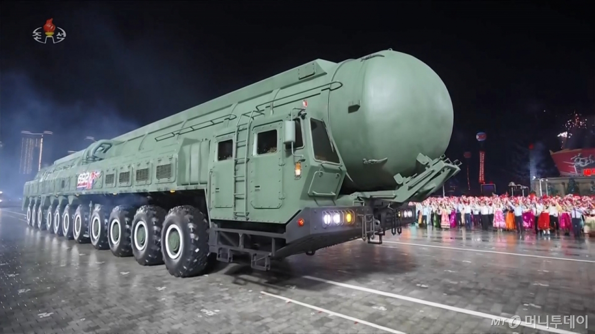 지난 10일 평양 김일성광장에서 노동당 창건 80주년 경축 열병식이 성대히 거행됐다고 조선중앙TV가 11일 보도했다. 사진은 신형 대륙간탄도미사일(ICBM) '화성-20형' 모습. / 사진=뉴시스(조선중앙TV)