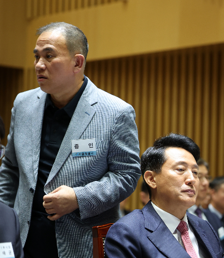 '정치브로커'로 알려진 명태균 씨가 지난달 23일 서울시청에서 열린 국회 행정안전위원회의 서울특별시에 대한 국정감사에 증인으로 출석해 오세훈 서울시장 뒤를 지나 증언대로 향하고 있다. /사진=뉴시스