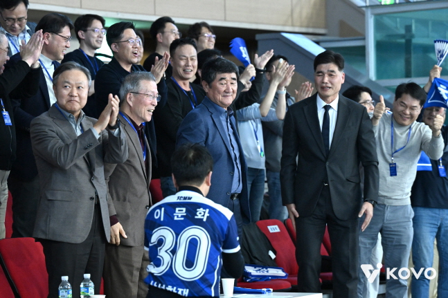 이문화 대표이사(왼쪽부터)와 그를 지켜보며 미소 짓는 신치용 전 감독, 임도헌 단장. /사진=KOVO 제공