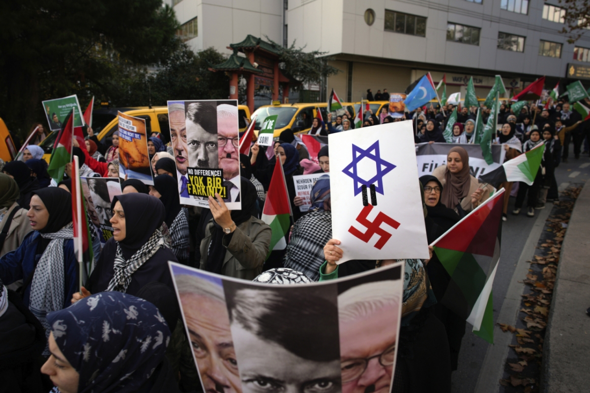 2024년11월10일(현지시각) 튀르키예 이스탄불에 있는 독일 영사관 주변에서 친팔레스타인 시위대가 "이스라엘은 나치"라는 손팻말을 들고 구호를 외치고 있다. /AP=뉴시스