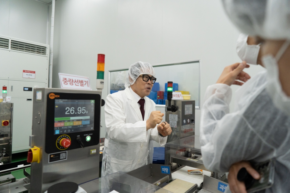 권영기 더채움 대표가 경기 고양에 있는 공장에서 제조 과정을 설명하고 있다./사진제공=메인비즈협회