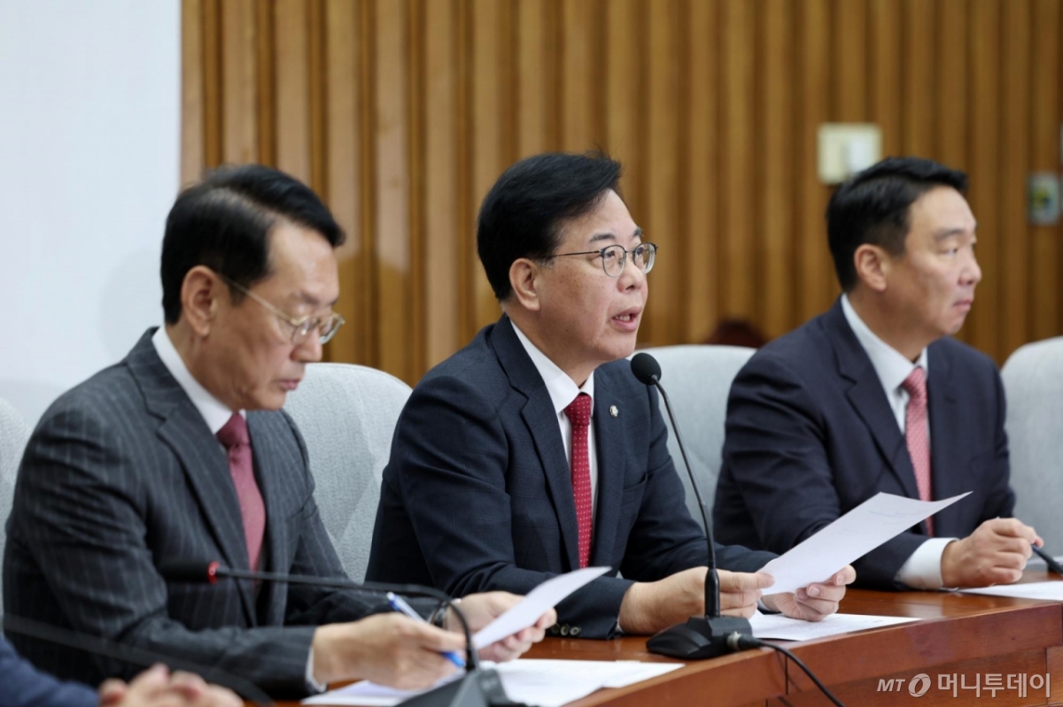 [서울=뉴시스] 김명년 기자 = 송언석 국민의힘 원내대표가 7일 오전 서울 여의도 국회에서 열린 원내대책회의에서 발언하고 있다. 2025.11.07. kmn@newsis.com /사진=김명년