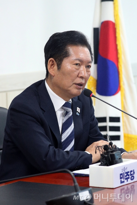 (청주=뉴스1) 김용빈 기자 = 정청래 더불어민주당 대표가 7일 오전 충북 청주시 오송첨단의료산업진흥재단에서 열린 ‘K-바이오 세계 도약을 위한 현장 간담회'에서 인사말을 하고 있다. 2025.11.7/뉴스1 Copyright © 뉴스1. All rights reserved. 무단 전재 및 재배포, AI학습 이용 금지. /사진=(청주=뉴스1) 김용빈 기자