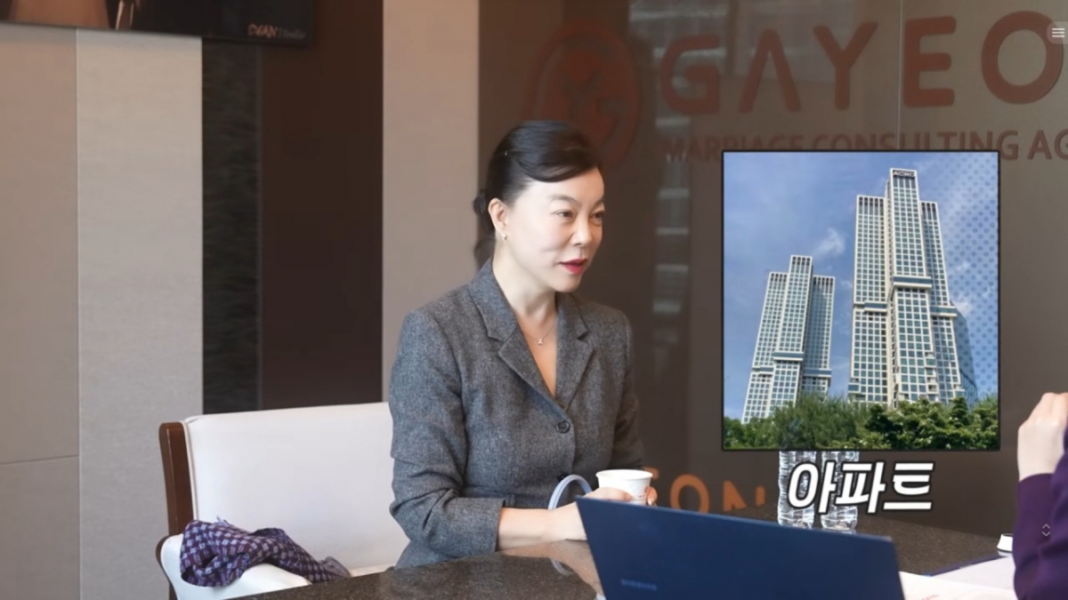 배우 최화정(64)이 결혼정보회사를 방문해 재산 규모를 밝혔다./사진=유튜브 채널 '안녕하세요 최화정이에요'