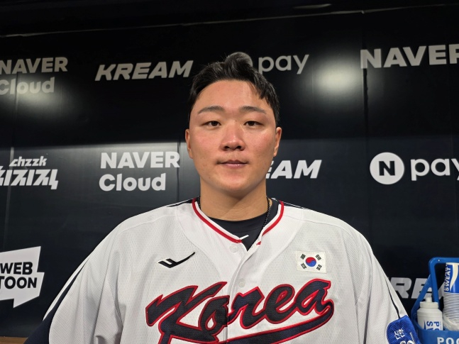 이재원이 8일 서울 고척스카이돔에서 열릴 체코 야구 국가대표팀과 평가전을 마치고 취재진과 인터뷰하고 있다. /사진=김동윤 기자