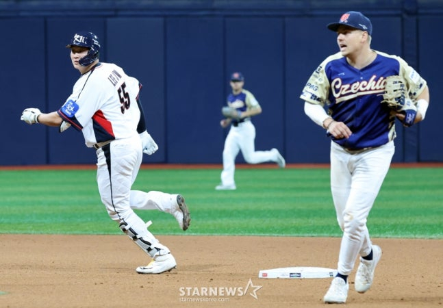 야구대표팀 이재원 8일 오후 서울 고척스카이돔에서 열리는 '2025 NAVER K-BASEBALL SERIES' 한국과 체코의 평가전 8회말 2사 1,2루 1타점 2루타를 친 후 2-3루에서 아웃되고 있다. /사진=강영조 선임기자