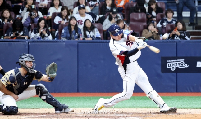 야구대표팀 이재원이 8일 오후 서울 고척스카이돔에서 열리는 '2025 NAVER K-BASEBALL SERIES' 한국과 체코의 평가전에서 강한 스윙을 보여주고 있다. /사진=강영조 선임기자