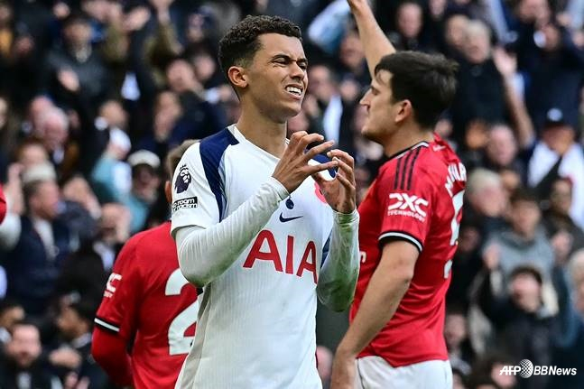 브레넌 존슨(가운데)이 8일 오후 9시 30분(한국시간) 영국 런던의 토트넘 홋스퍼 스타디움에서 열린 2025~2026시즌 잉글랜드 프리미어리그(EPL) 11라운드 후반전 오프사이드로 득점이 취소되자 아쉬워하고 있다. /AFPBBNews=뉴스1