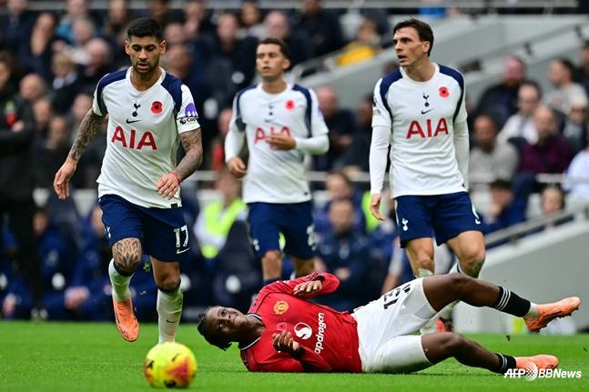 8일 오후 9시 30분(한국시간) 영국 런던의 토트넘 홋스퍼 스타디움에서 열린 2025~2026시즌 잉글랜드 프리미어리그(EPL) 11라운드 경기 중 쓰러진 도르구(아래). /AFPBBNews=뉴스1