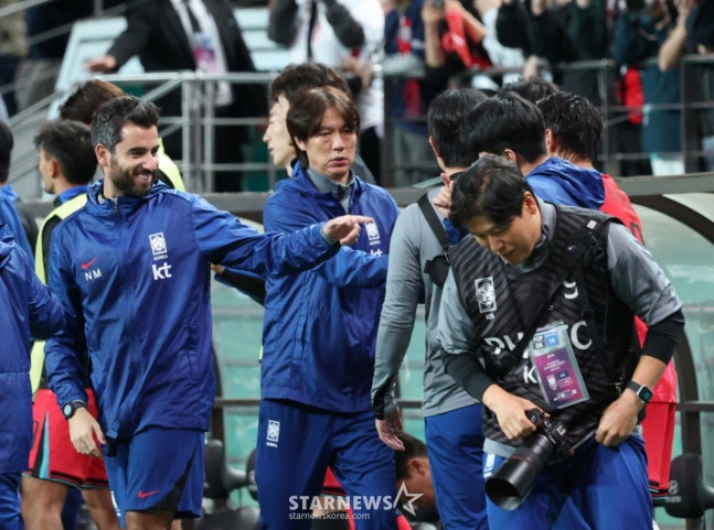 한국 축구 국가대표팀이 지난 10월 14일 서울월드컵경기장에서 파라과이 대표팀과 친선경기를 벌였다. 홍명보 감독이 파라과이에 2-0 승리를 거둔 후 선수단을 격려하고 있다. /사진=김진경 대기자