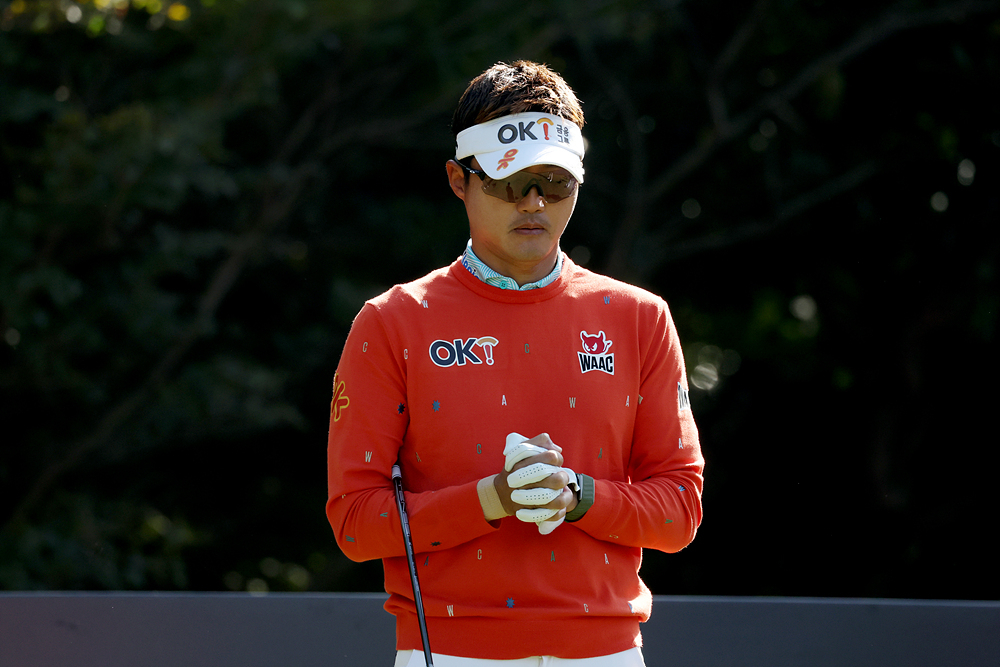 이태희가 9일 제주 서귀포의 테디밸리 골프앤리조트(파72)에서 열린 한국프로골프(KPGA) 투어 챔피언스 인 제주 4라운드 1번홀 출발 전 두 손을 모으고 있다. /사진=KPGA 제공