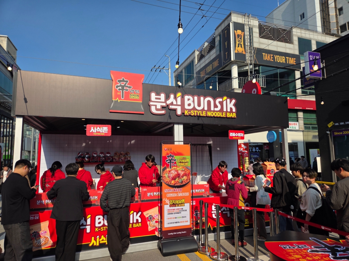 구미라면축제의 신라면 부스에 사람들이 시식 등을 하기 위해 줄을 서있는 모습./사진=차현아 기자.  