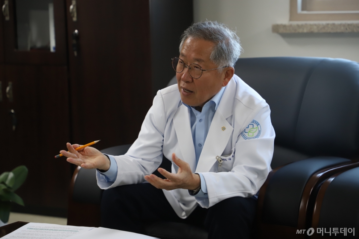 김영완 전국지방의료원연합회장(서산의료원장)이 지난 3일 충남 서산의료원에서 머니투데이와 인터뷰하고 있다. /사진=충남 서산의료원