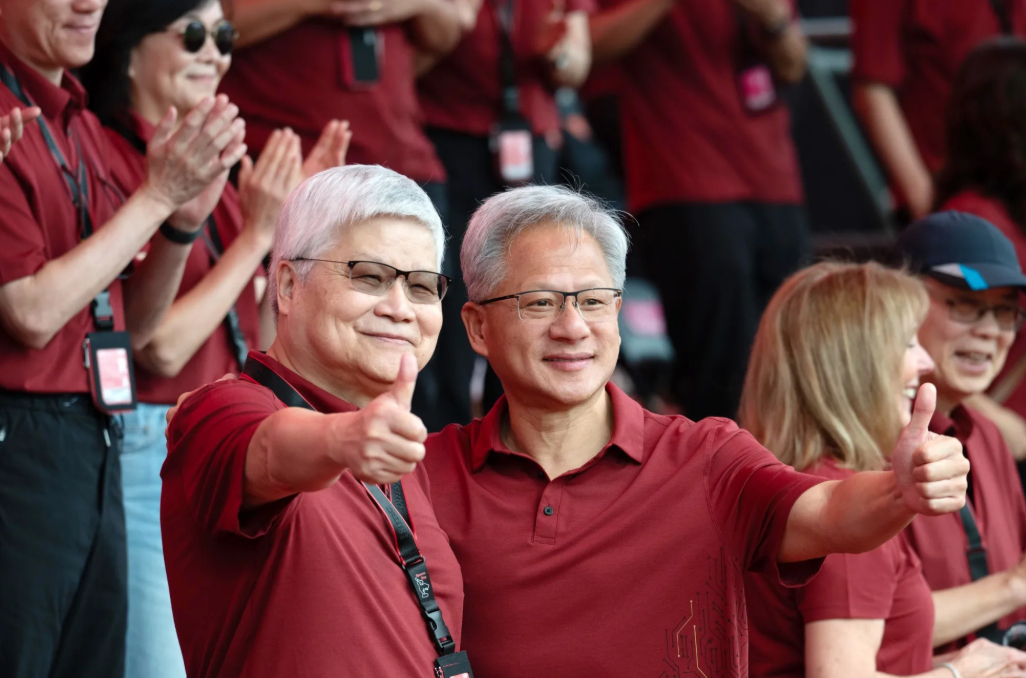 젠슨 황(오른쪽) 엔비디아 CEO(최고경영자)가 8일 대만 신주시에서 열린 TSMC 연례 체육대회에 참석해 웨이저자 TSMC CEO와 기념사진을 찍고 있다. /사진=블룸버그