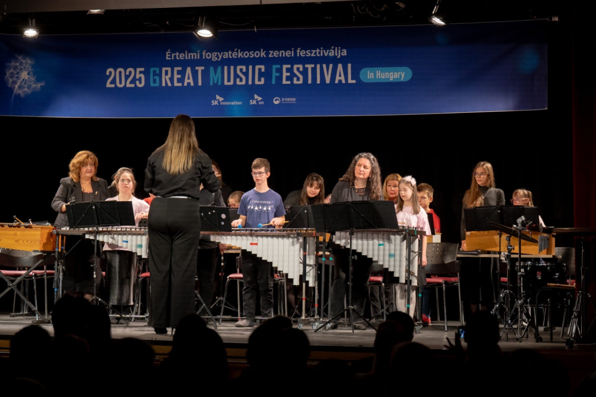 8일(현지시간) 헝가리 부다페스트 어러니티즈 문화센터에서 열린 제2회 'GMF in Hungary'에서 헝가리 발달장애인 음악협회 소속 오케스트라 '파라필리크(Parapillék)'가 공연을 선보이고 있다. /사진=SK온