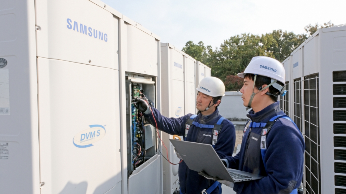삼성전자서비스 엔지니어가 수능 고사장에서 삼성전자 시스템에어컨 사전 점검을 진행하고 있다./사진=삼성전자서비스