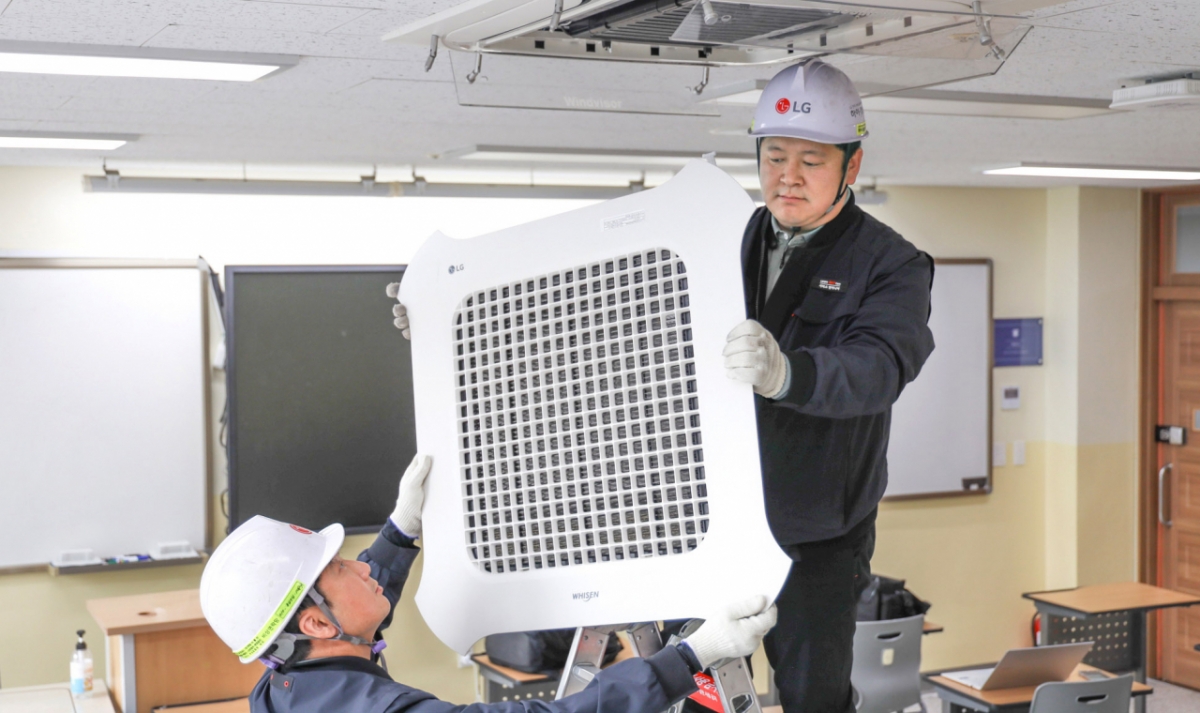 LG전자 시스템에어컨 유지보수를 담당하는 하이엠솔루텍 서비스 엔지니어들이 수능 시험장에 설치된 냉난방 시스템에어컨 작동 이상 유무를 점검하고 있다./사진=LG전자