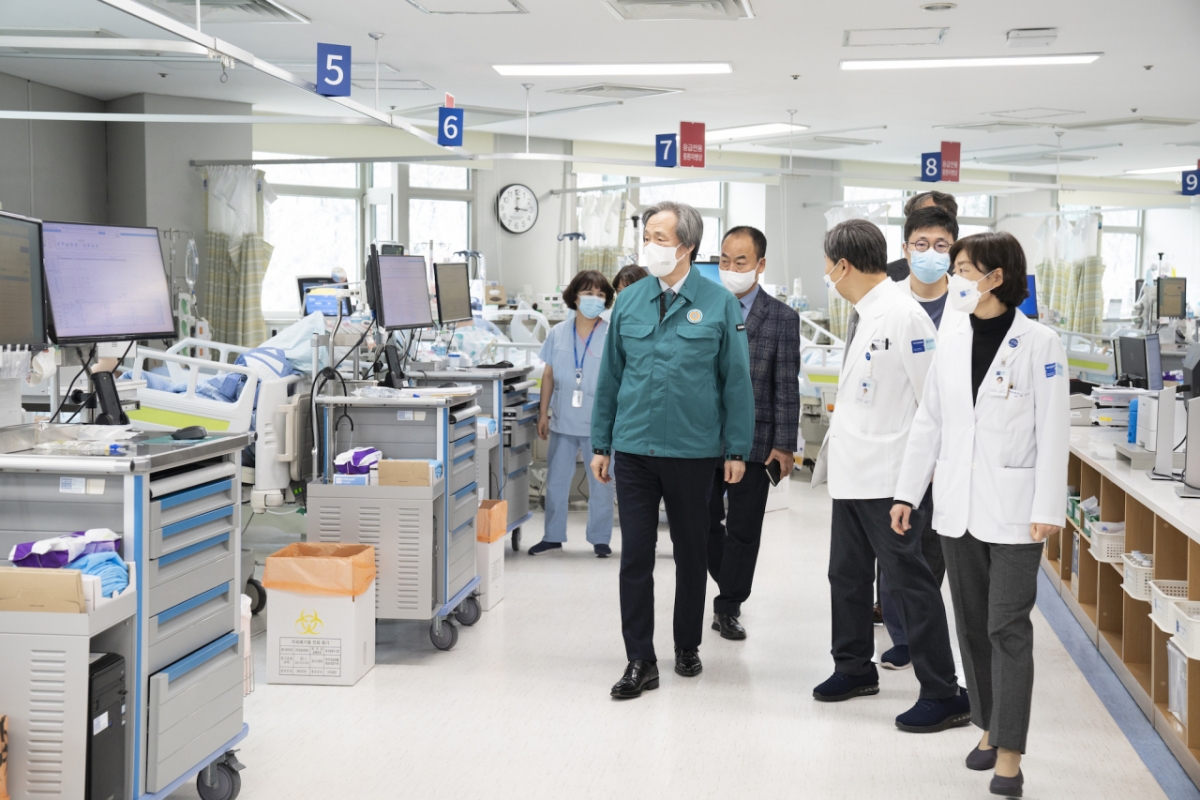 정기석 국민건강보험공단 이사장이 지난해 2월22일 공단 직영병원인 국민건강보험공단 일산병원(경기도 고양시 일산동구 소재)을 방문해 비상진료체계를 점검하고 있다./사진=건보공단