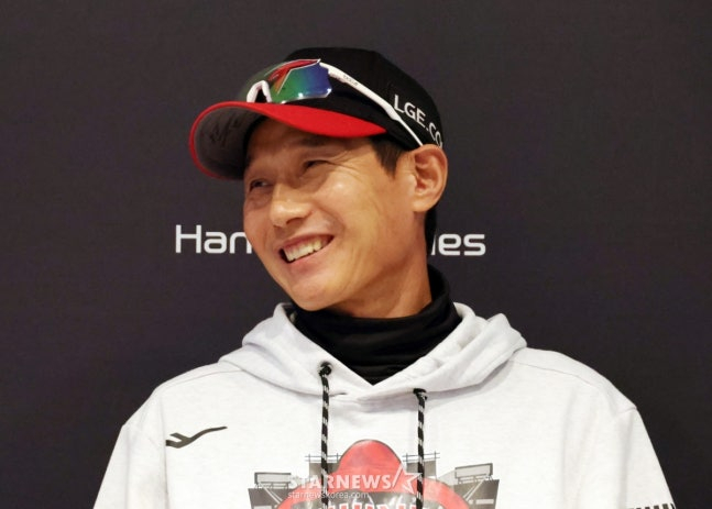 웃음 짓고 있는 염경엽 감독. /사진=강영조 선임기자