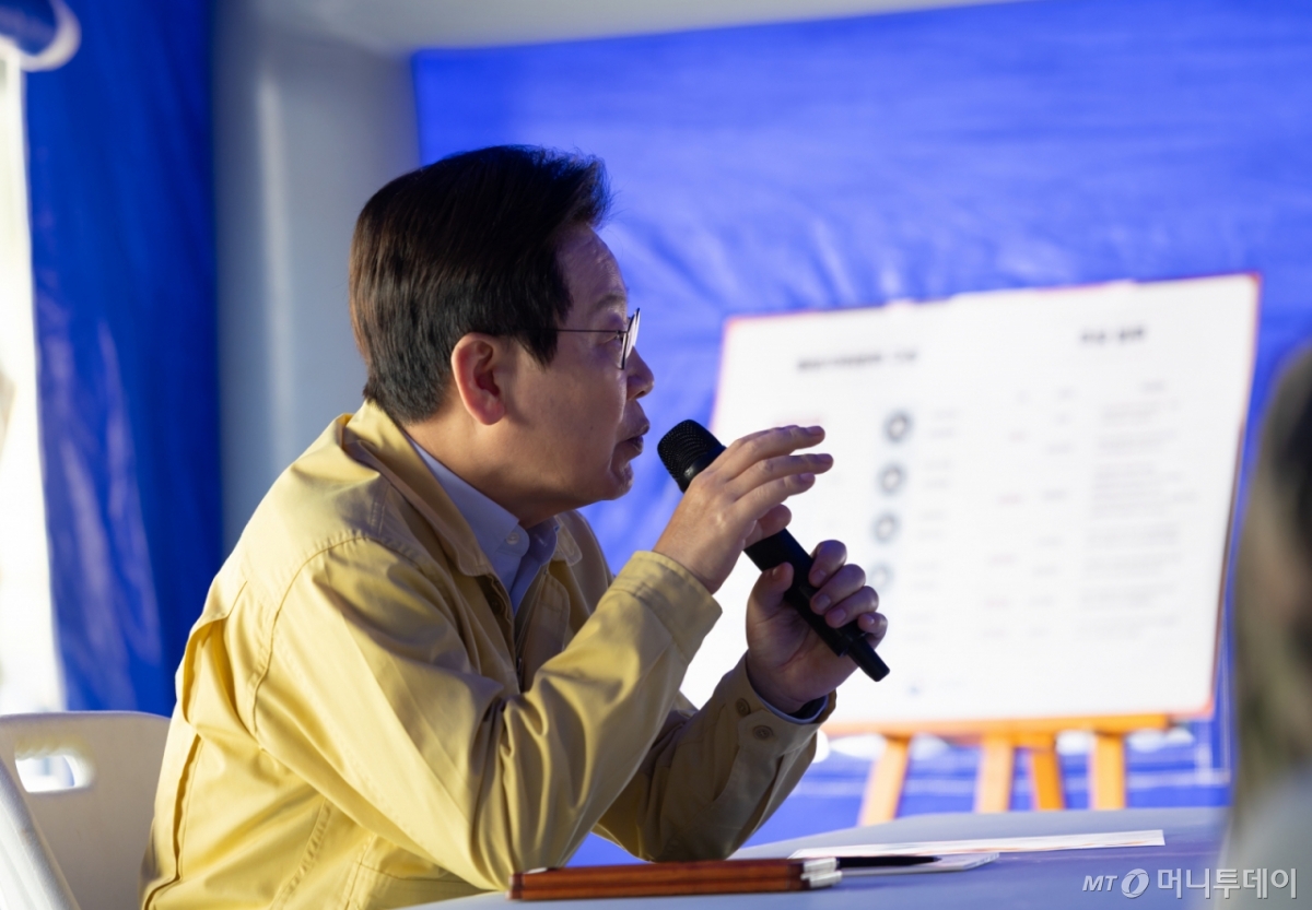 (서울=뉴스1) 이재명 기자 = 이재명 대통령이 6일 강원도 원주시 산림항공본부에서 열린 산불진화 관·군 합동훈련을 참관한 뒤 발언하고 있다.?(대통령실 제공. 재판매 및 DB 금지)  2025.11.6/뉴스1  Copyright © 뉴스1. All rights reserved. 무단 전재 및 재배포,  AI학습 이용 금지. /사진=(서울=뉴스1) 이재명 기자