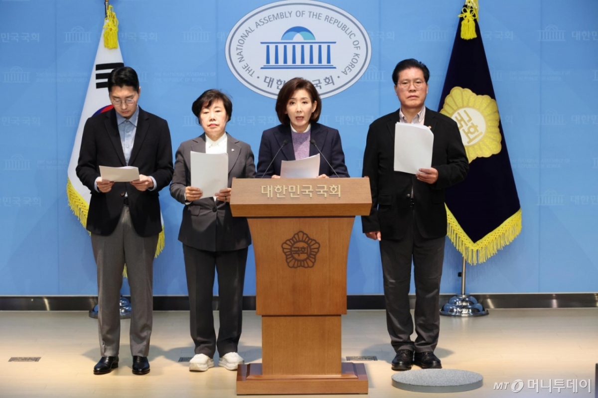 [서울=뉴시스] 김금보 기자 = 나경원 국회 법제사법위원회 국민의힘 의원을 비롯한 위원들이 9일 오전 서울 여의도 국회 소통관에서 정성호 법무부 장관과 이재명 대통령의 대장동 사건 피고인 항소 포기 개입 의혹을 제기하며, 법제사법위원회 긴급현안질의 개회 및 진상규명을 요구하는 기자회견을 하고 있다. 2025.11.09. kgb@newsis.com /사진=김금보