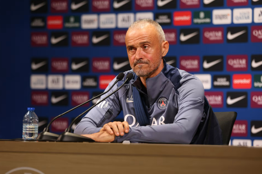 루이스 엔리케 파리 생제르망(PSG) 감독이 10일(한국시간) 프랑스 데신샤르피외의 그루파마 스타디움에서 열리는 2025~2026시즌 프랑스 리그1 12라운드에 앞서 기자회견에 참석했다. /사진=파리 생제르망(PSG) 공식 홈페이지 갈무리