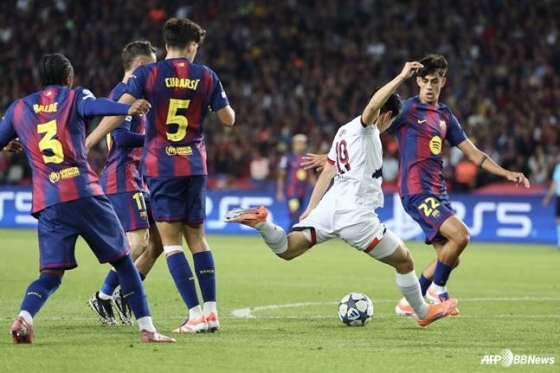 PSG 19번 이강인(흰색 유니폼)이 지난 10월 스페인 바르셀로나의 에스타디오 올림피크 루이스 콤파냐스에서 열린 2025~2026시즌 유럽축구연맹(UEFA) 챔피언스리그(UCL) 리그 페이즈 2라운드 중 왼발 슈팅을 날리고 있다. /AFPBBNews=뉴스1