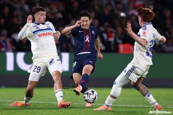 이강인(가운데)이 지난 10월 프랑스 파리의 파르크 데 프린스에서 열린 2025~2026/신화=뉴시스시즌 프랑스 리그1 8라운드 스트라스부르 수비수들을 상대로 드리블 돌파를 시도하고 있다. /AFPBBNews=뉴스1