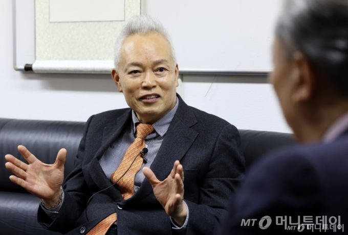 백용호 머니투데이 상임고문(글로벌코리아인사이츠 이사장, 왼쪽)이 지난 5일 일본 도쿄도 치요다구 나가타초 주젠빌딩 사무실에서 하토야마 유키오 전 일본총리와 대담하고 있다./사진=(도쿄) 김창현 기자 chmt@   