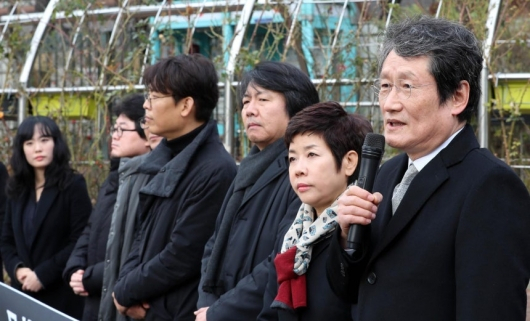 배우 문성근씨와 방송인 김미화씨 등이 2017년 11월28일 서울 서초구 서울중앙지방법원 정문 앞에서 이명박정부 문화예술계 블랙리스트 국가배상 관련 기자회견을 하고 있다. / 사진=뉴시스