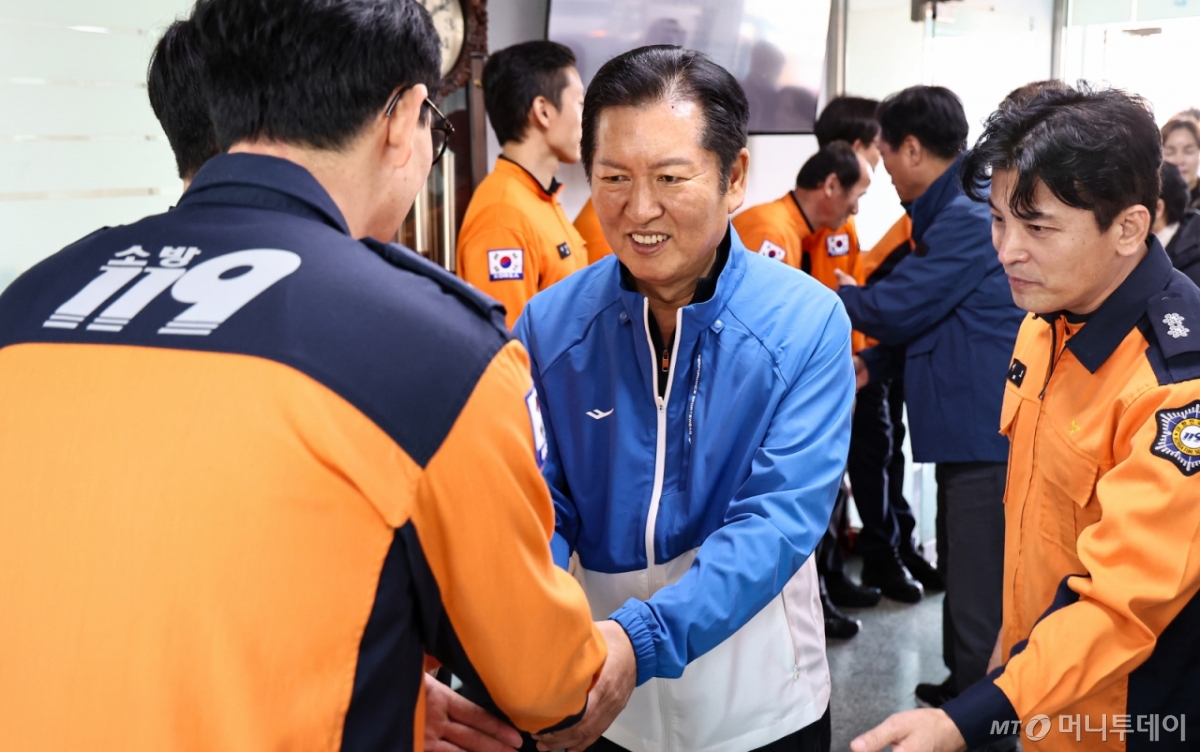 (용인=뉴스1) 김도우 기자 = 정청래 더불어민주당 대표가 9일 용인소방서 백암119안전센터를 방문해 소방대원들과 인사를 나누고 있다. 2025.11.9/뉴스1  Copyright © 뉴스1. All rights reserved. 무단 전재 및 재배포,  AI학습 이용 금지. /사진=(용인=뉴스1) 김도우 기자