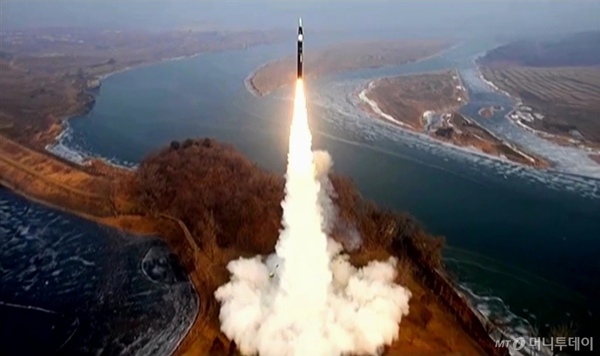 [서울=뉴시스] 김정은 북한 국무위원장이 지난 6일 북한 미사일총국의 신형 극초음속 중장거리 탄도미사일 시험발사를 화상감시체계로 참관했다고 7일 북한 조선중앙TV가 보도했다. (사진=조선중앙TV 캡쳐) 2025.01.07. 