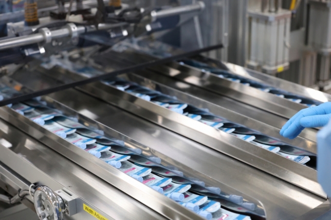 지난달 27일 방문한 코스맥스 태국 법인 공장 내 스파우트 파우치 공정 라인.