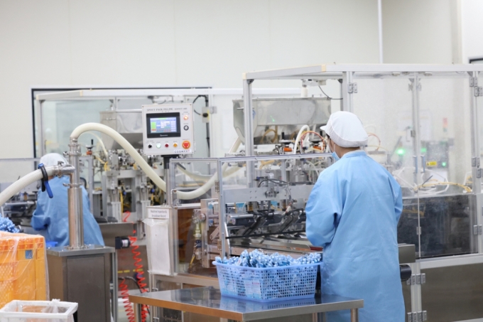 지난달 방문한 코스맥스 태국 법인 공장 내 스파우트 파우치 공정 라인. 