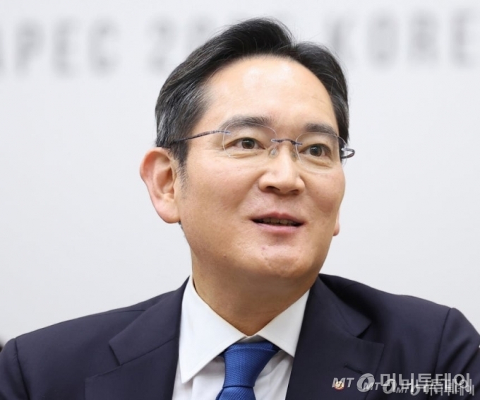 이재용 삼성전자 회장이 31일 APEC 정상회의 장소인 경북 경주화백컨벤션센터(HICO)에서 이재명 대통령과 젠슨 황 엔비디아 최고경영자(CEO) 접견에서 발언하고 있다./사진=뉴시스