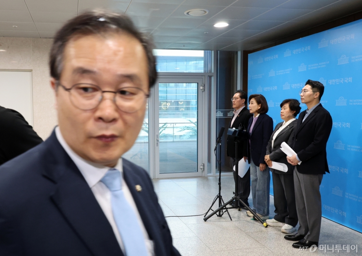 [서울=뉴시스] 김금보 기자 = 이건태 더불어민주당 정치검찰 조작기소대응특별위원회 부위원장이 9일 오전 서울 여의도 소통관에서 정성호 법무부 장관과 이재명 대통령의 대장동 사건 피고인 항소 포기 개입의혹 진상규명 촉구 기자회견을 하는 나경원 국회 법제사법위원회 국민의힘 의원을 비롯한 위원들을 지나치고 있다. 2025.11.09. kgb@newsis.com /사진=김금보