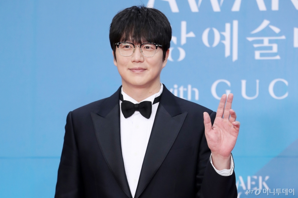 가수 성시경이 10년 넘게 함께한 전 매니저에게 금전적 피해를 입은 충격에도 정상적으로 공연을 진행했다. /사진=머니투데이 DB