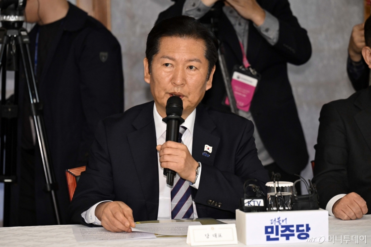 (서울=뉴스1) 이광호 기자 = 정청래 더불어민주당 대표가 9일 서울 종로구 국무총리공관에서 열린 고위당정협의회에서 발언하고 있다. (공동취재)2025.11.9/뉴스1 Copyright © 뉴스1. All rights reserved. 무단 전재 및 재배포, AI학습 이용 금지.