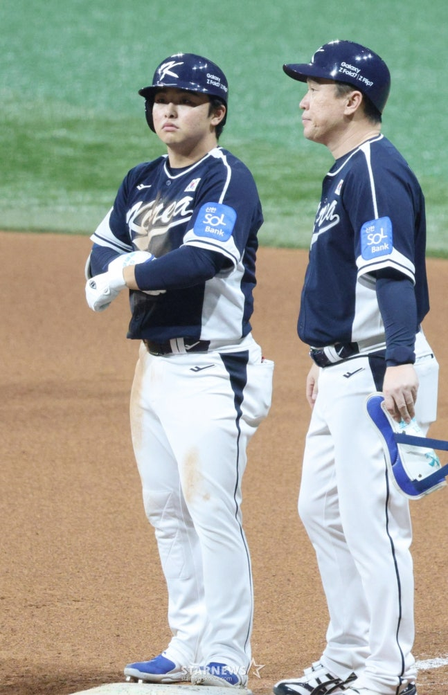 문현빈(왼쪽)이 적시타를 날리고 1루에서 더그아웃을 바라보고 있다. /사진=김진경 대기자